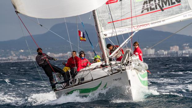 Viento fuerte en el Trofeo Navidad del Náutico de Palma