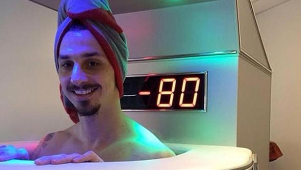 La brutal felicitación navideña de Zlatan Ibrahimovic: haciendo abdominales semidesnudo sobre la nieve