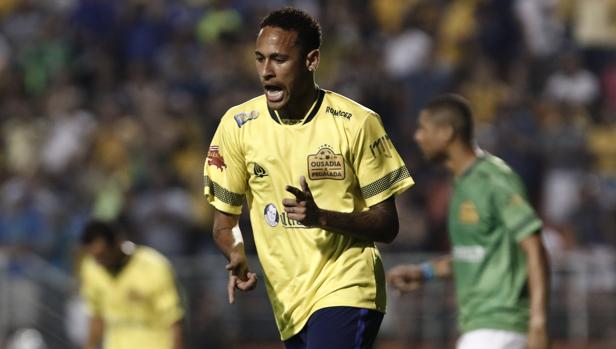 Neymar celebra un gol en un partido benéfico de estos días navideños