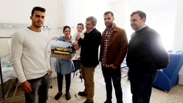 Los futbolistas del Cádiz CF reparten regalos e ilusión en el hospital