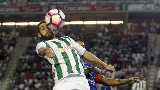 El lateral del Córdoba CF Antoñito cabecea el esférico