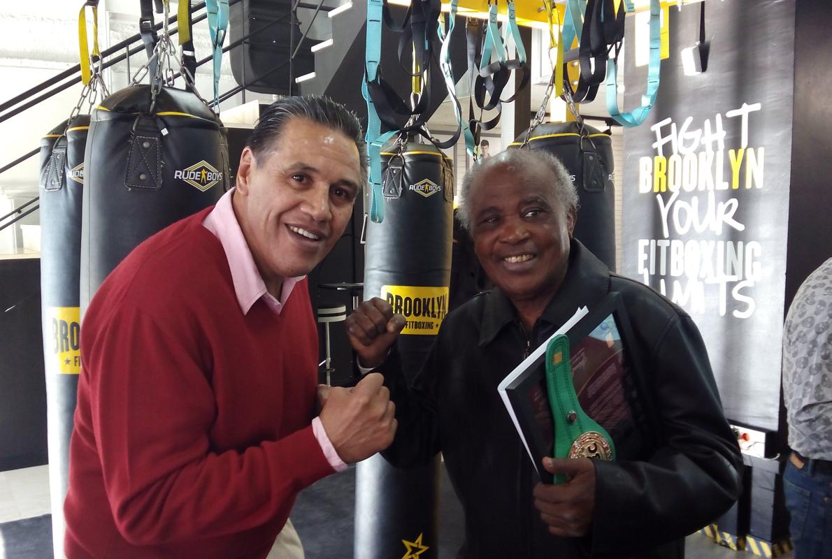 Alfredo Evangelista (i) y José Legrá (d) en el gimnasio Brooklyn Fitboxing de Las Tablas