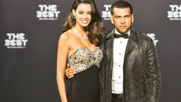 La llamativa chaqueta de Dani Alves en los Premios de la FIFA causa furor en Twitter