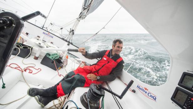 Jérémie Beyou a 45 millas del Ecuador tras 65 días de regata