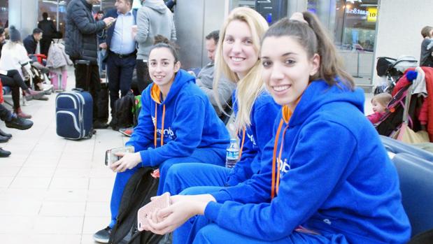 Silvia Domínguez, Laura Gil y Laura Quevedo, jugadoras del Avenida en el aeropuerto de Estambul