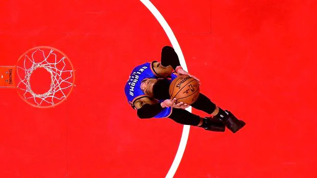 Westbrook ataca la canasta rival en un partido