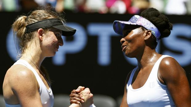 Venus Williams saluda a su rival tras la victoria
