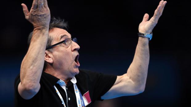 Valero Rivera, entrenador de Qatar, durante el partido ante Suecia