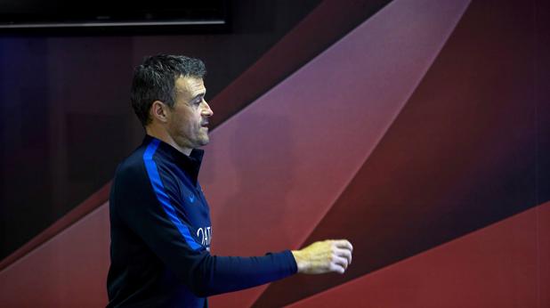 Luis Enrique se dirige a la sala de prensa tras el enrtrenamiento matinal del Barcelona