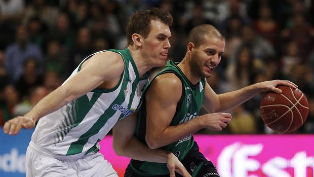 El base del Joventut, Albert Sàbat, controla la pelota ante el base el Real Betis, el serbio Nikola Radicevic