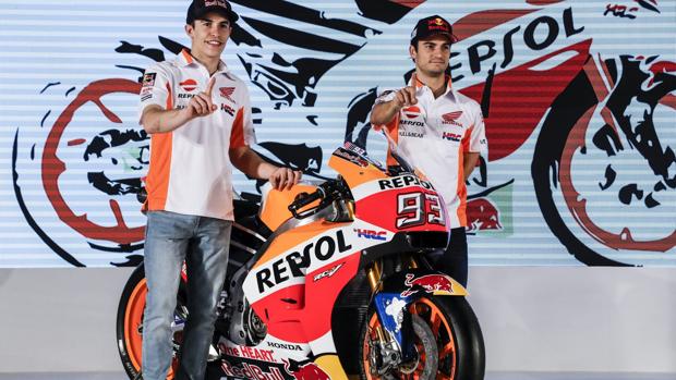 Marc Márquez y Dani Pedrosa posan con la nueva Honda del equipo Repsol