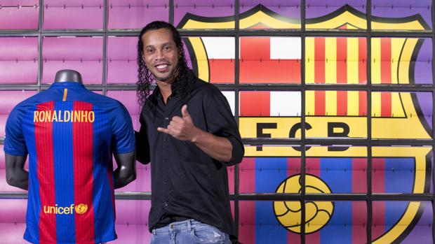 Ronaldinho: «Messi es la cara del Barça, es el mejor del mundo y sería importante para el club que se quedara»