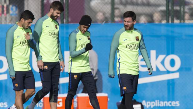 Gerard Piqué salta al campo de entrenamiento con Luis Suárez, Neymar y Messi