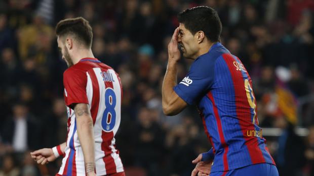 Luis Suárez se lamenta tras ser expulsado ante el Atlético de Madrid