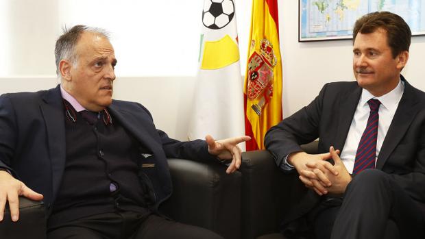 Javier Tebas y Anatoliy Scherba, durante la reunión