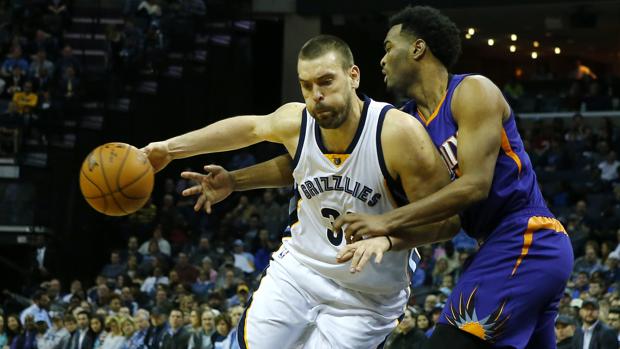 Marc Gasol disputa el balón con T.J. Warren en el Grizzlies-Suns