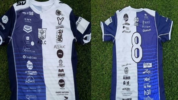 La sorprendente camiseta de los 50 patrocinadores