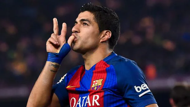 Luis Suárez celebra el gol que le marcó al Atlético de Madrid besándose los dedos