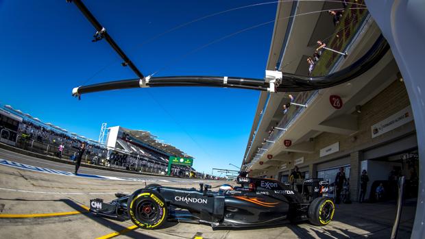 Zak Brown no cree que McLaren gane carreras en 2017