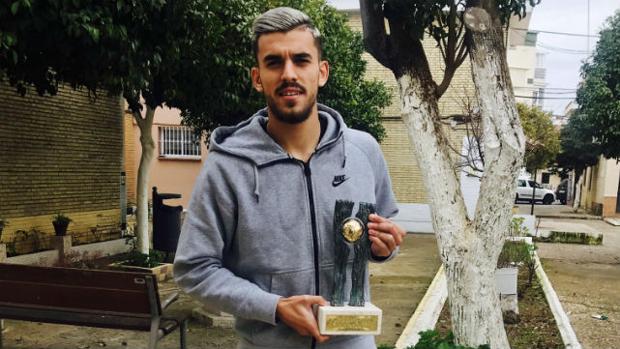 Ceballos luce el trofeo de fútbol draft de oro