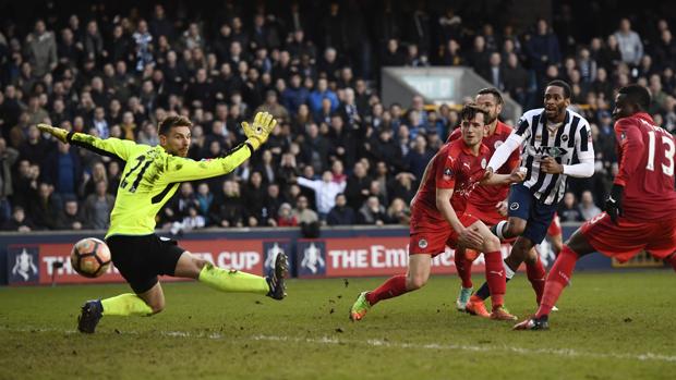 El gol de Cummings, que elimina al Leicester