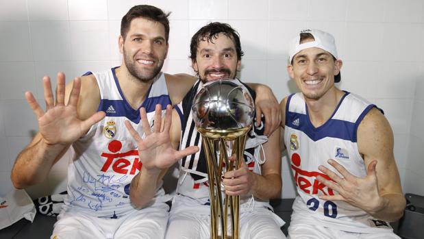 Reyes, Llull y arroll posan con la Copa obtenida en Vitoria el domingo