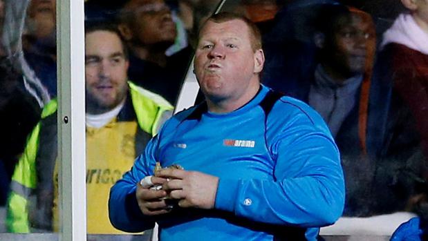 Wayne Shaw, disfrutando de su bocadillo