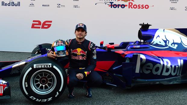 Carlos Sainz, junto a su nuevo coche