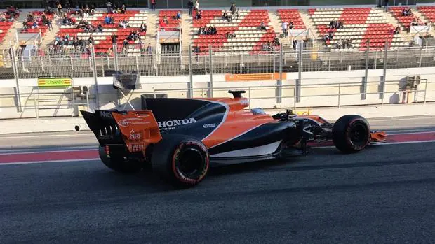 La escudería McLaren prueba el MCL32
