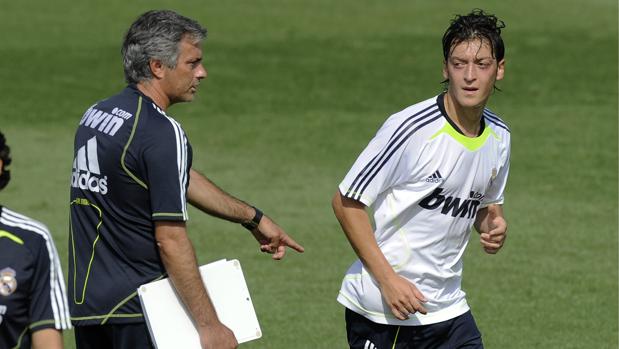 Mourinho y Ozil, durante su etapa en el Real Madrid