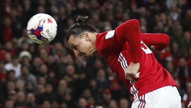 Ibrahimovic se venga con un codazo de un pisotón en la cabeza