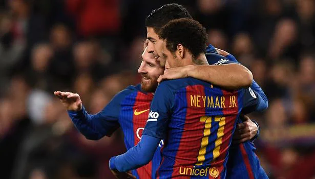 Messi, Suárez y Neymar celebran uno de los goles que el Barcelona le marcó al Celta