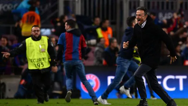 Un aficionado se coló en el césped para celebrar la remontada en el Camp Nou