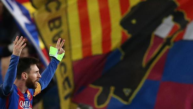 Leo Messi celebra los goles del Barcelona y pide el apoyo del Camp Nou