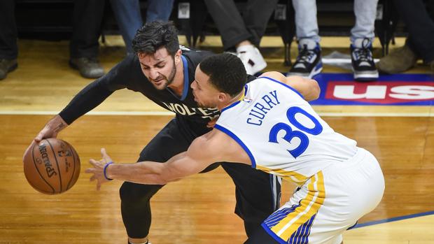 Ricky Rubio defiende un balón ante Stephen Curry