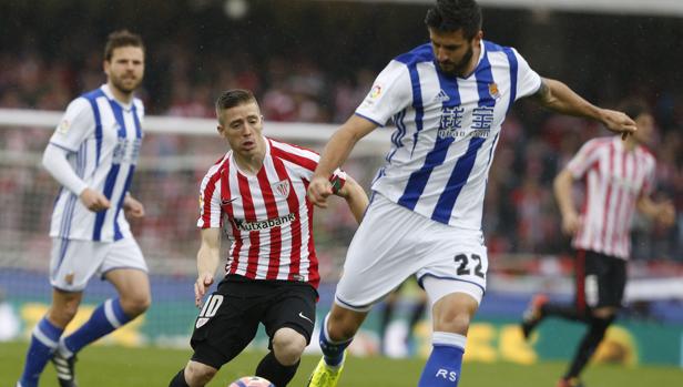 Un valiente Athletic silencia Anoeta y se lleva el derbi vasco