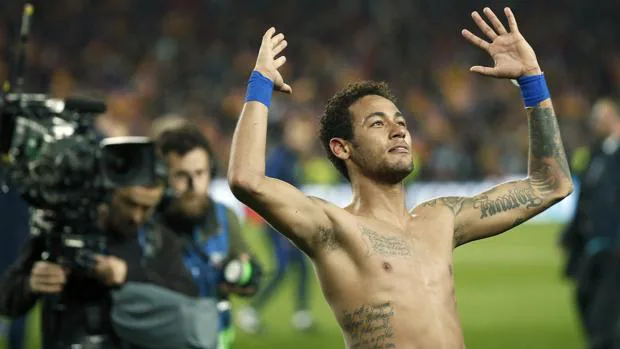 Neymar celebra con los brazos en alto la clasificación del Barcelona ante el PSG