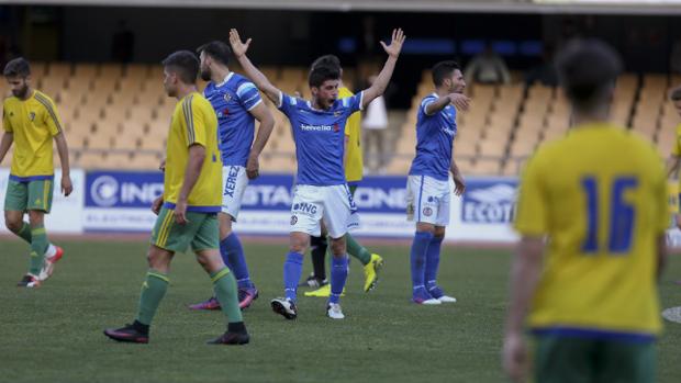 El portero del Xerez DFC Edu Villegas frena al Cádiz B en Chapín