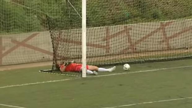 El guardameta de la UD Santa Brígida, después de recibir el gol de Enrique Castaño