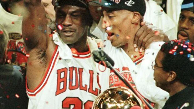 Michael Jordan y Scottie Pippen (Chicago Bulls) celebran el título de campeones de la NBA en 1997