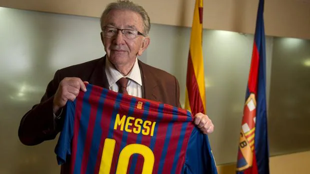 El ex presidente Agustí Montal con una camiseta de Leo Messi