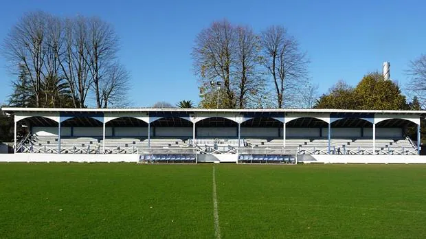 La famosa tribuna de Solvay, el estadio de la SD Barreda Balompié
