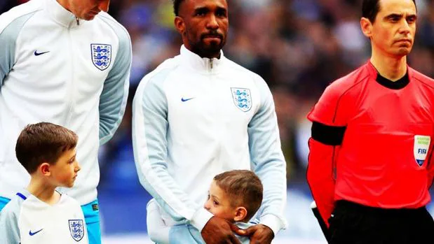 Bradley, abrazado a Defoe en el césped de Wembley
