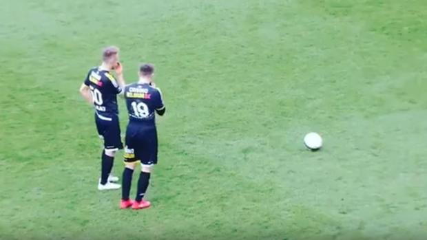 El lanzamiento de falta más absurdo que acabó en gol