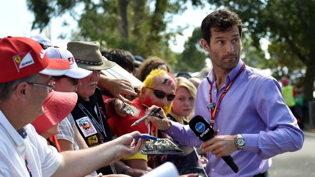 Mark Webber firma autógrafos durante el GP de Australia