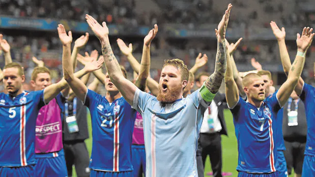 Los jugadores de Islandia celebran la victoria ante Inglaterra
