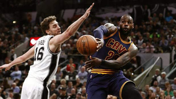 Gasol trata de frenar a James