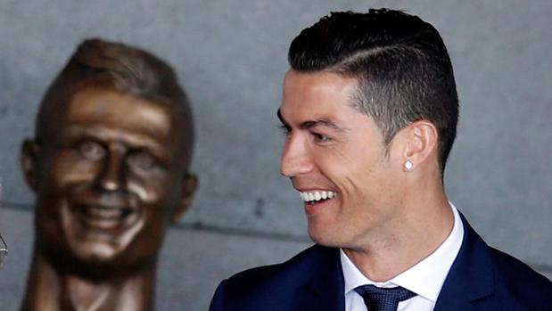 Cristiano sonríe junto a su busto