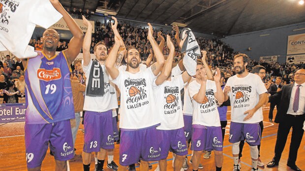 Los jugadores del Quesos Cerrato Palencia celebran el ascenso a la ACB el año pasado