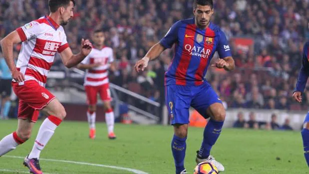 Suárez guía al Barça hacia la luz